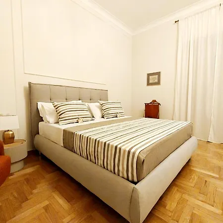 Peggy 4* Nápoles